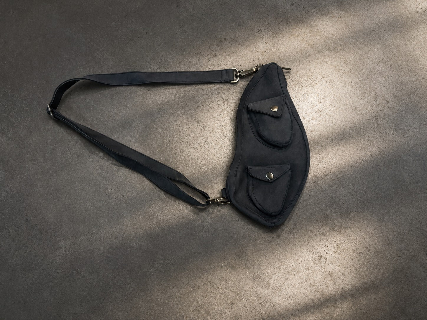 Hígado Bag front view in black leather with two snap pockets