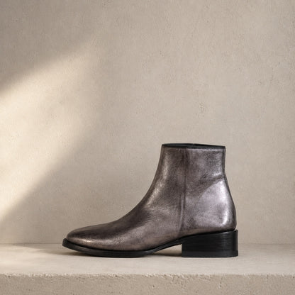 Sencillo Short Silver aged silver leather boot view