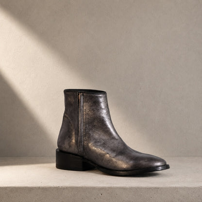 Sencillo Short Silver silver leather boot detail